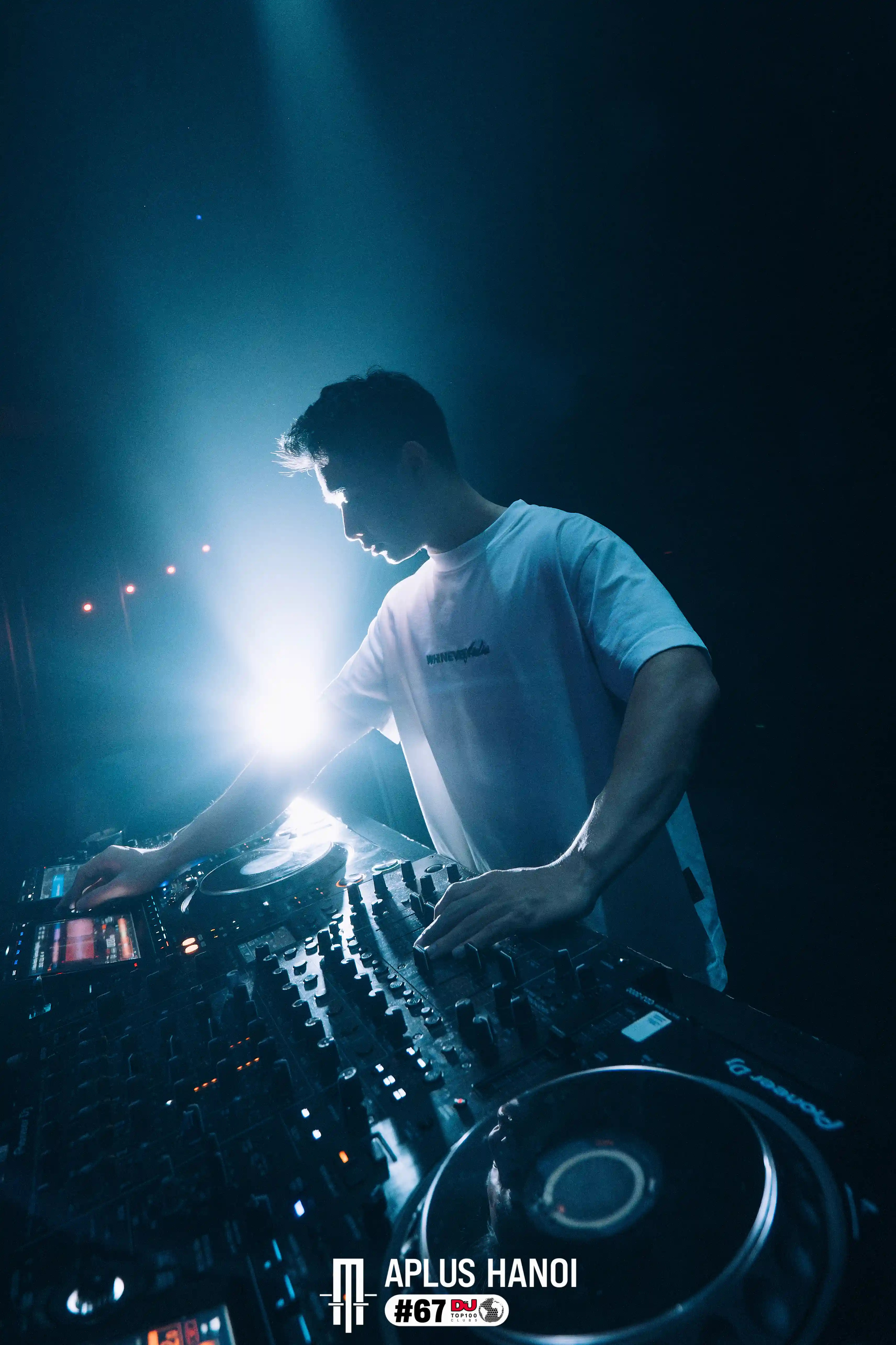 DJ Hoàng Anh performing